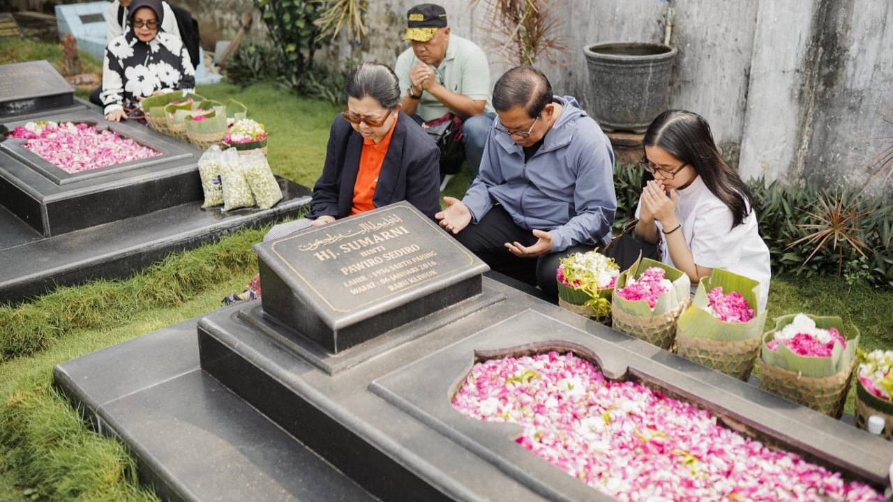 Pramono Ziarah ke Makam Orang Tuanya di Yogyakarta