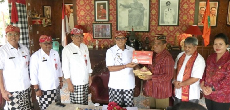 Bupati I Komang Gede Sanjaya Bantu Korban Erupsi Gunung Lewotobi