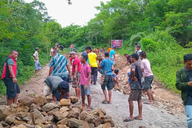 Yorit Poni Reses di Elar Selatan, Gotong Royong Bersama Masyarakat Perbaiki Jalan Rusak