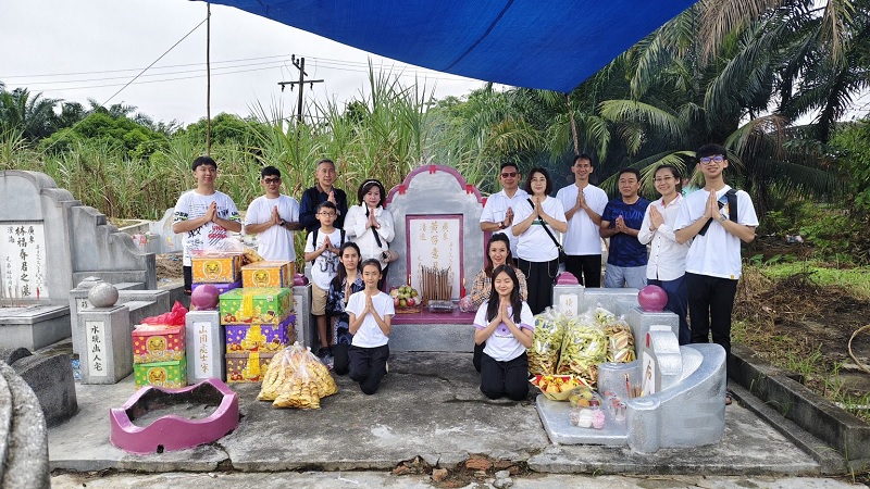 Wong Chun Sen Tarigan dan Keluarga Gelar Cheng Beng di Rantauprapat