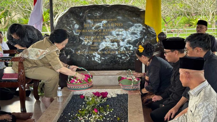 Megawati Ziarah ke Makam Bung Karno di Blitar