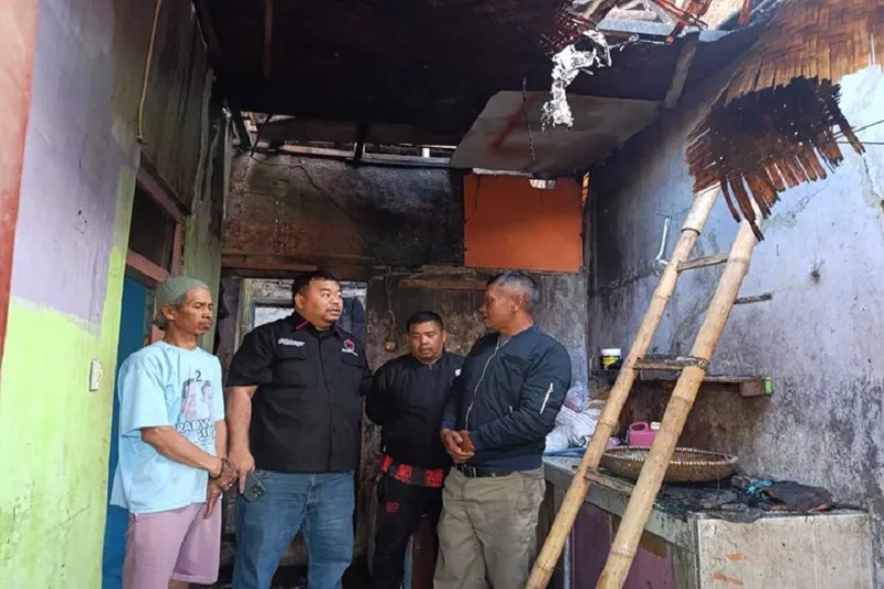 Yudha Puja Turnawan Kunjungi Rumah Madin, Korban Kebakaran dan Rusak Akibat Gempa di Pasirwangi