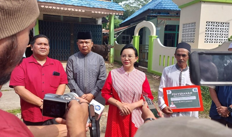 Karolin Serahkan Bantuan Hewan Kurban kepada Jemaah Masjid Babul Hafadzah