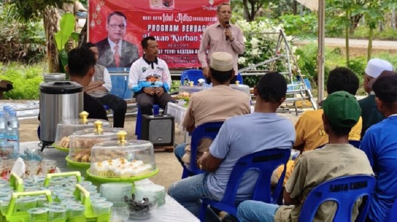 Deddy Yevri Sitorus Serahkan Bantuan Sapi Kurban Kepada Masyarakat di Pulau Sebatik