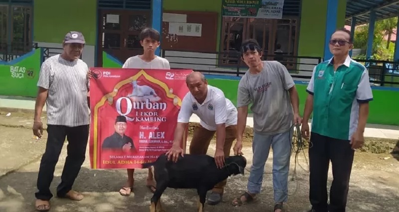 Alex Indra Lukman Bagikan Kurban di Tiap Masjid di Mentawai: Rasa Syukur dan Hadir Bersama Masyarakat