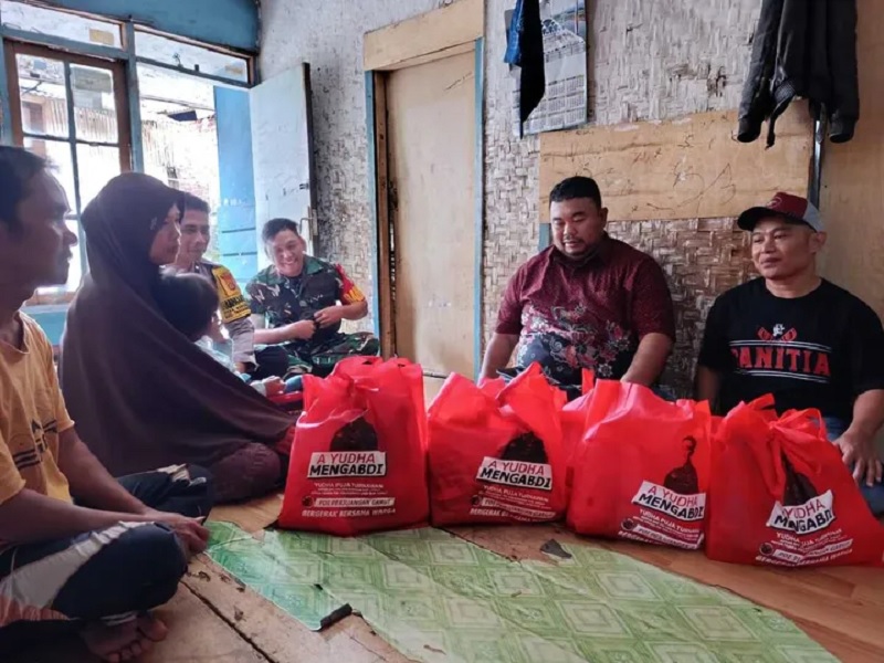 Yudha Puja Turnawan Mengisi Iduladha dengan Kunjungi Korban Kebakaran di Tarogong Kidul 