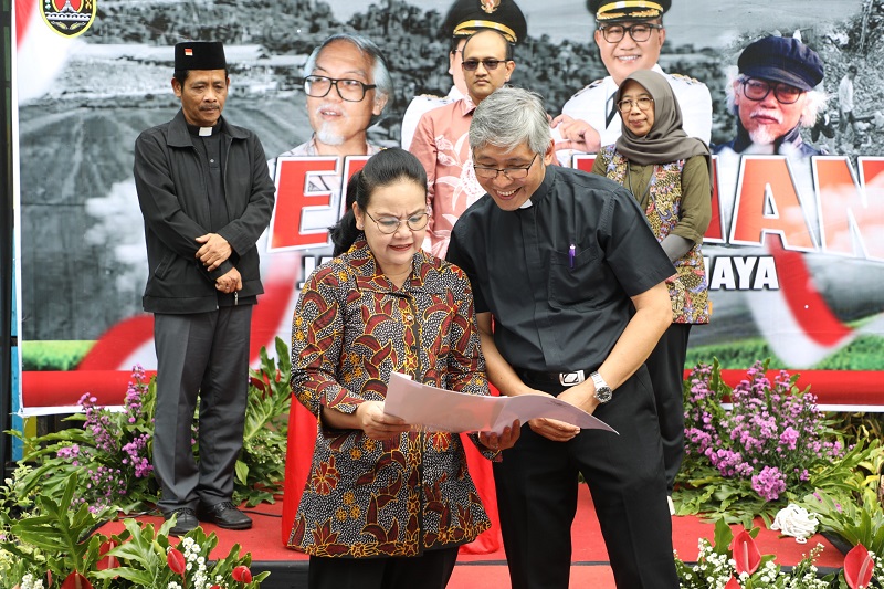Agustina Wilujeng Resmikan Jalan YB Mangunwijaya