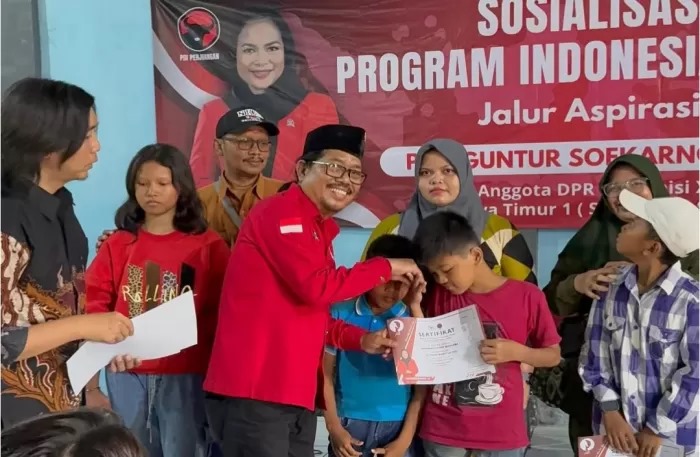 Buleks Salurkan Ratusan Bantuan PIP Asprirasi Puti Guntur Soekarno