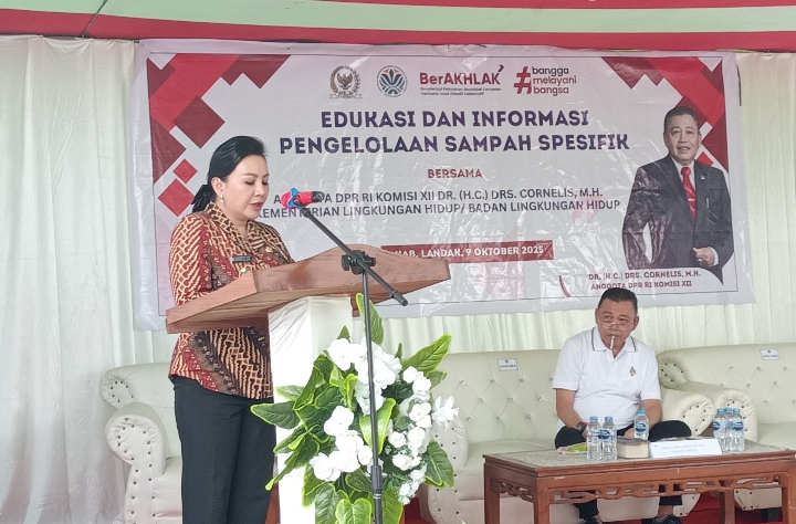 Karolin Ajak Masyarakat Landak Bijak dalam Memilah Sampah