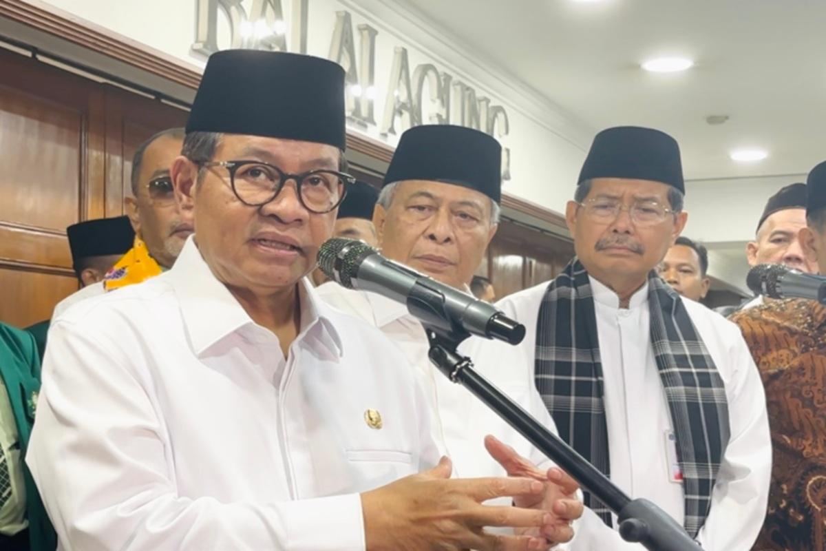 Yuzlarida smetali qizlar