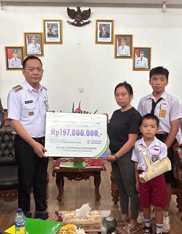 Wali Kota Tomohon Caroll Senduk Serahkan Bantuan Bagi Perlindungan Sosial Pekerja