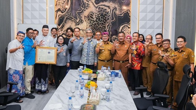Imron Banggakan Batik Tulis Waleran Megamendung Cirebon Jadi Indikasi Geografis Nasional