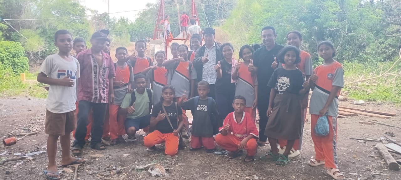 Vinsen Pata Serap Aspirasi Warga dan Bantu Swadaya Bangun Jembatan Penghubung Matim-Ngada
