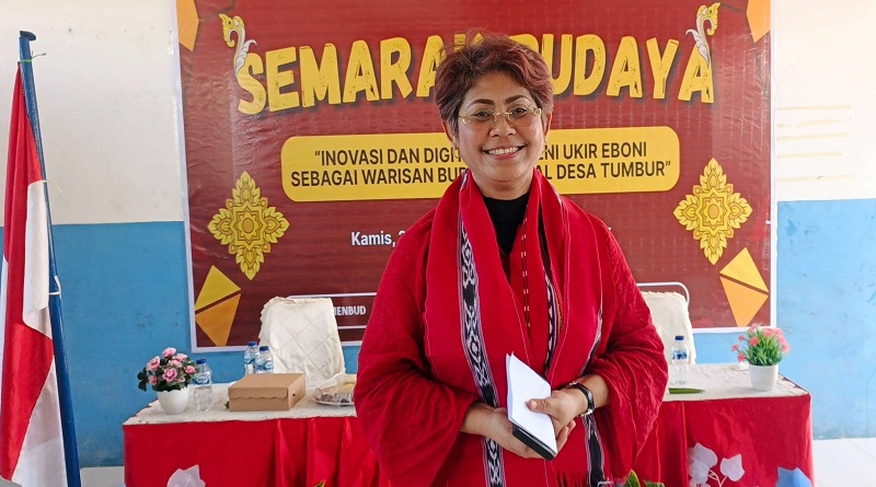 Mercy Barends Dorong Maksimalkan Seni Ukir di Desa Tumbur
