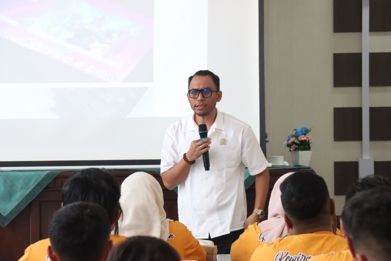 Anggota Komisi IV DPRD Kabupaten Malang, Zulham Akhmad Mubarrok, menanggapi aduan klinik pratama terkait dugaan upeti emas dan cashback dalam kerja sama dengan BPJS Kesehatan Cabang Malang. (Foto: Sinyo/Humas Zulham Media Center/Voice Of Jatim )