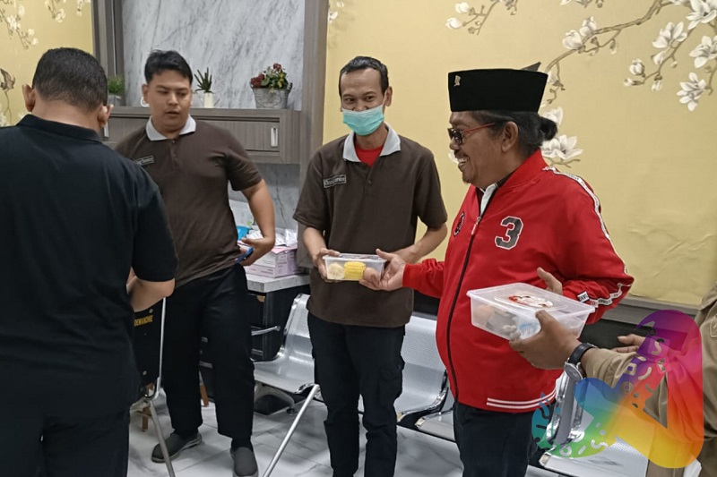 Budi Leksono Bagikan 500 Paket Makanan