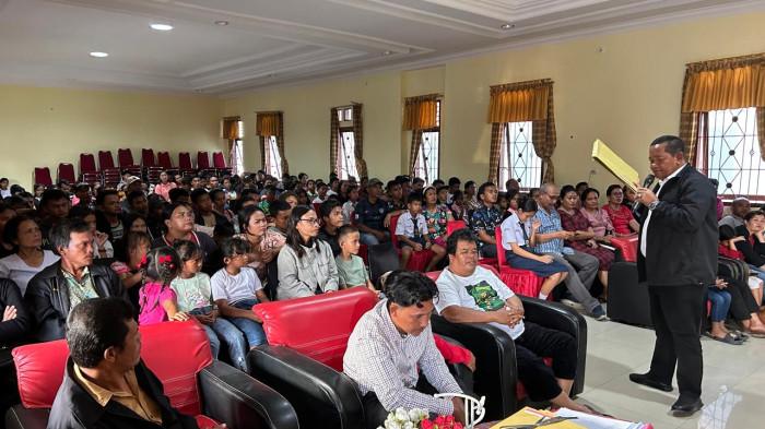 Rapidin Simbolon Salurkan Bantuan Beasiswa Kepada 383 Pelajar di Kabupaten Samosir