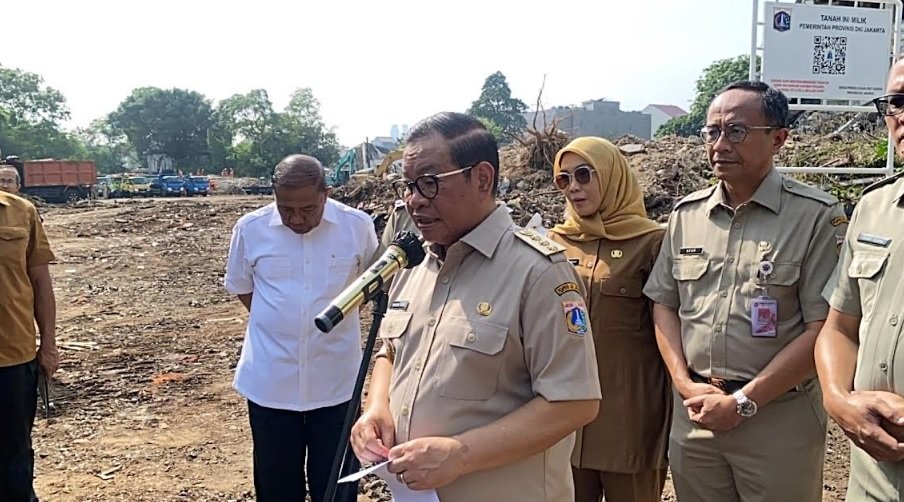 Pramono Minta Pasang Penyangga di Pohon yang Rawan Tumbang