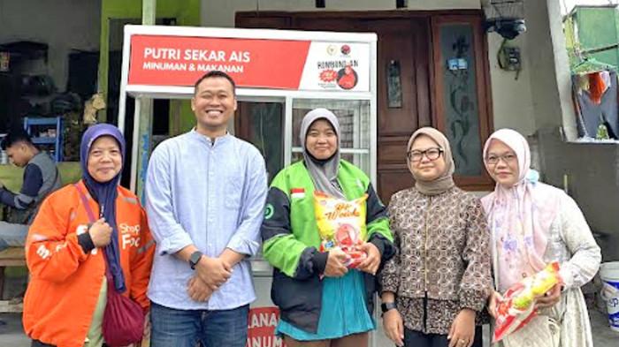 Nila Yani Berikan Bantuan ke Pengemudi Ojol di Kabupaten Gresik