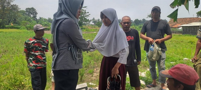 Sarifah Ainun Berikan Bantuan Beli Sepatu Baru Saat Tinjau Perbaikan Infrastruktur