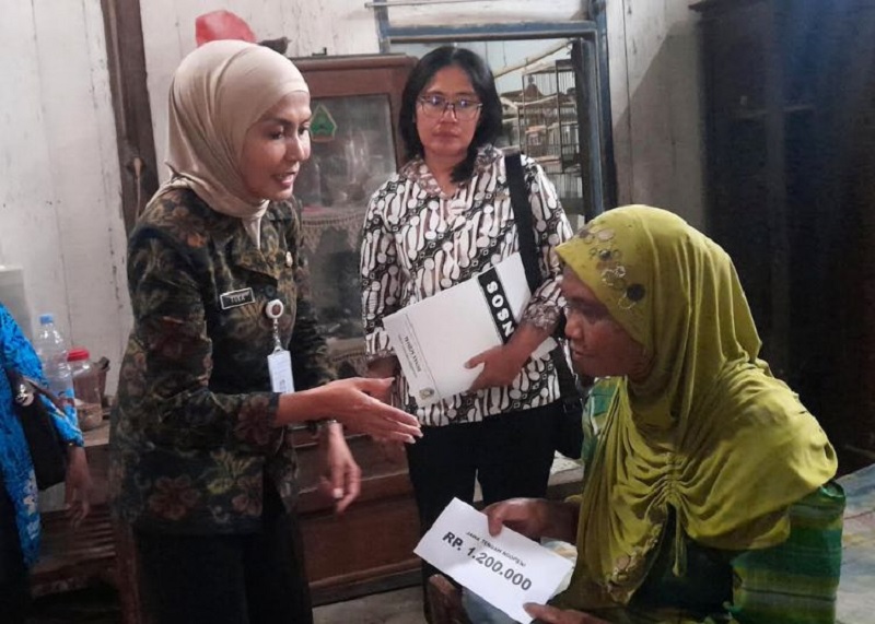 Bupati Tika Salurkan Bansos Langsung Untuk Para Lansia, Disabilitas, dan ODGJ