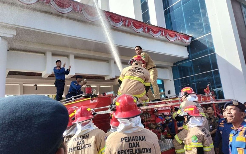 Aksi Bupati Nunukan Jajal Tekanan Air Mobil Damkar