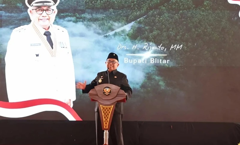 Bupati Rijanto Serahkan Ribuan Sertifikat PPTPKH, Target Rampung Akhir 2025