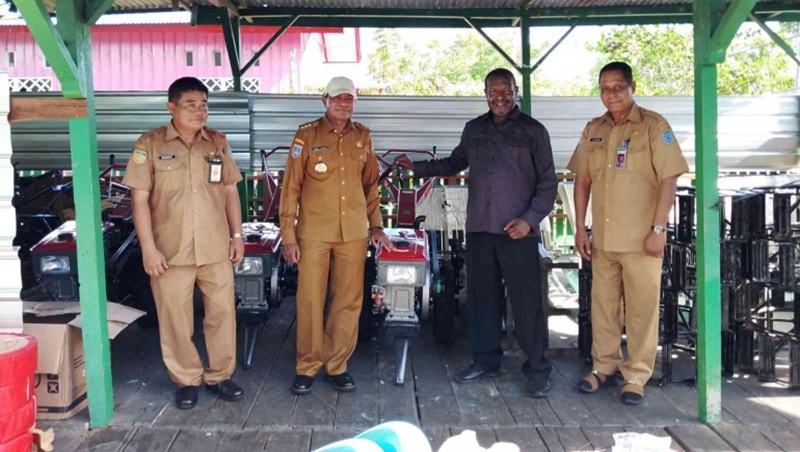 Edoardus Kaize Salurkan Bantuan Alsintan, Bupati Asmat: Jawaban Nyata Kebutuhan Dasar Masyarakat