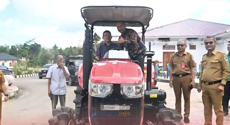 Bupati Nias Serahkan Alsintan Kepada Kelompok Tani