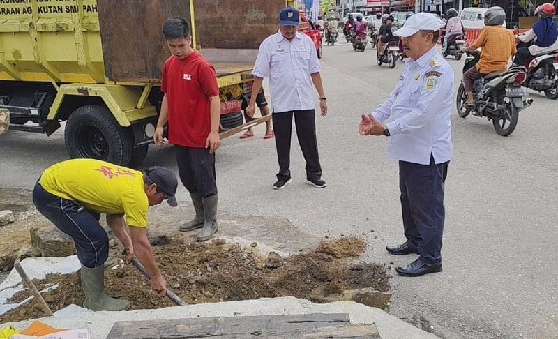  Bupati Yohanes Ontot Bongkar Drainase Tersumbat, Urai Genangan Air