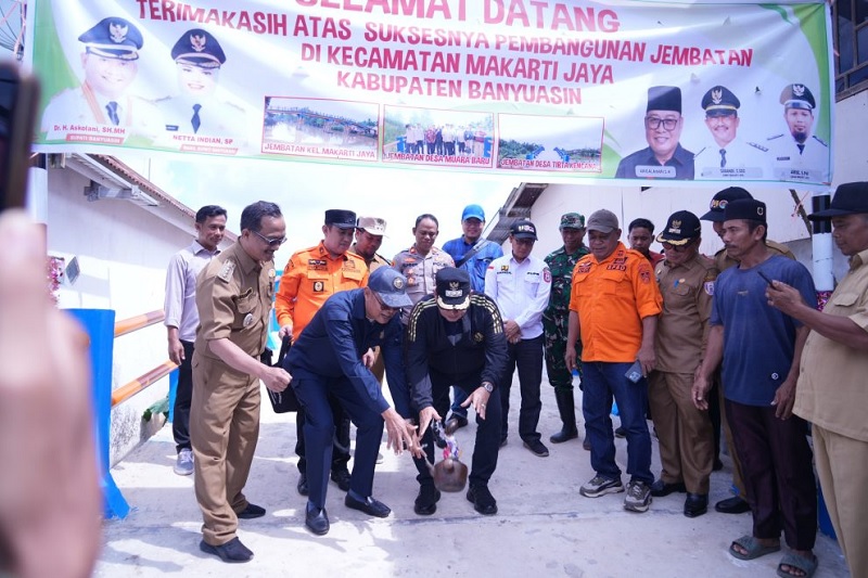 Bupati Askolani Resmikan Jembatan Sekaligus Jalan Poros Masyarakat Kec. Makarti Jaya
