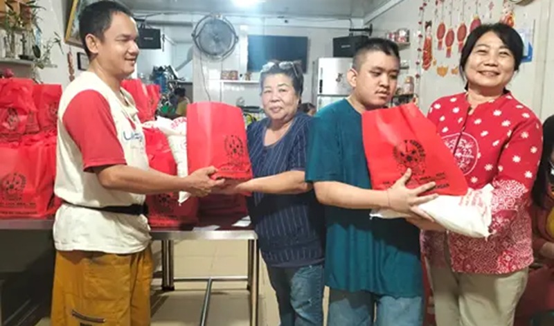 Sambut Imlek, Lily Bagikan Paket Kasih Sayang Bagi Warga Medan Petisah