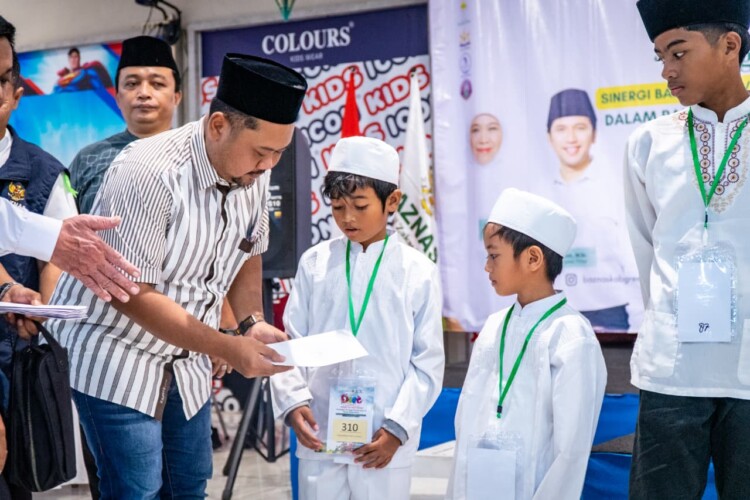 Gus Yani Jadi Orang Tua Asuh Anak Yatim Sehari Saat Temani Belanja Baju Lebaran