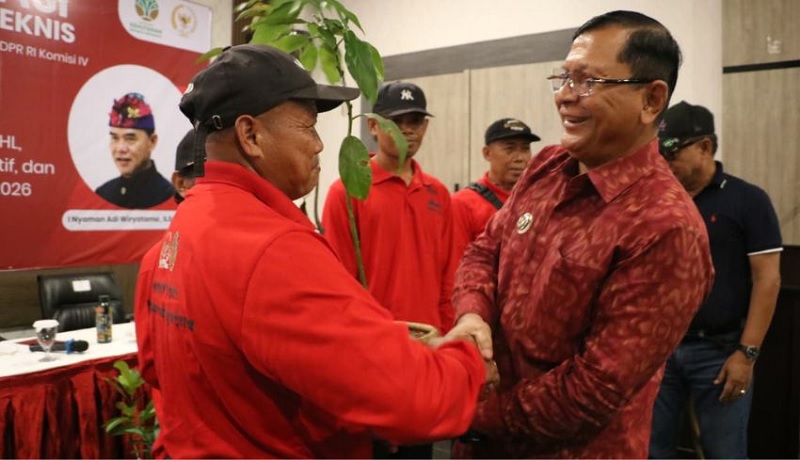 I Nyoman Adi Wiryatama Bagikan 4.000 Bibit Tanaman Produktif ke 10 Kelompok Tani Subak/Abian di Buleleng