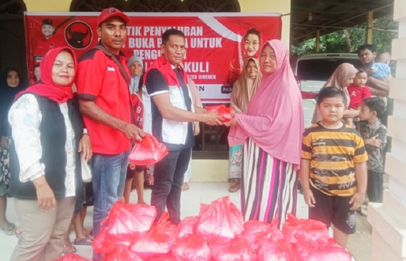 DPC PDI Perjuangan Bireuen Sediakan Ratusan Paket Berbuka Bagi Korban Banjir di Empat Desa