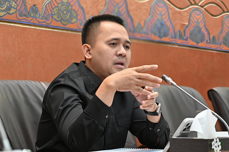 Mufti Anam: Pemerintah Tak Naikkan Harga BBM, Langkah Berani yang Berpihak Pada Rakyat