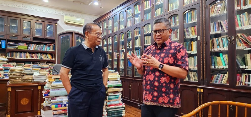 Sekjen Hasto Kagumi Koleksi Buku Fachry Ali