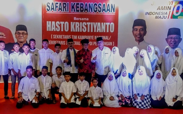 Sekretaris TKN Jokowi-KH Ma'ruf Amin Hasto Kristiyanto bersama Ketua Relawan Jokowi Tanah Gayo, Aceh Tengah yang juga Anggota DPR RI Fraksi PDI Perjuangan Ir. Tagore Abubakar dan juga Wakil ketua MUI KH. Lukmanul Hakim foto bersama puluhan anak yatim piatu usai diberikan santunan