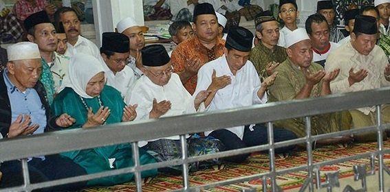 Jokowi bersama Pimpinan Pondok Pesantren Tebu Ireng