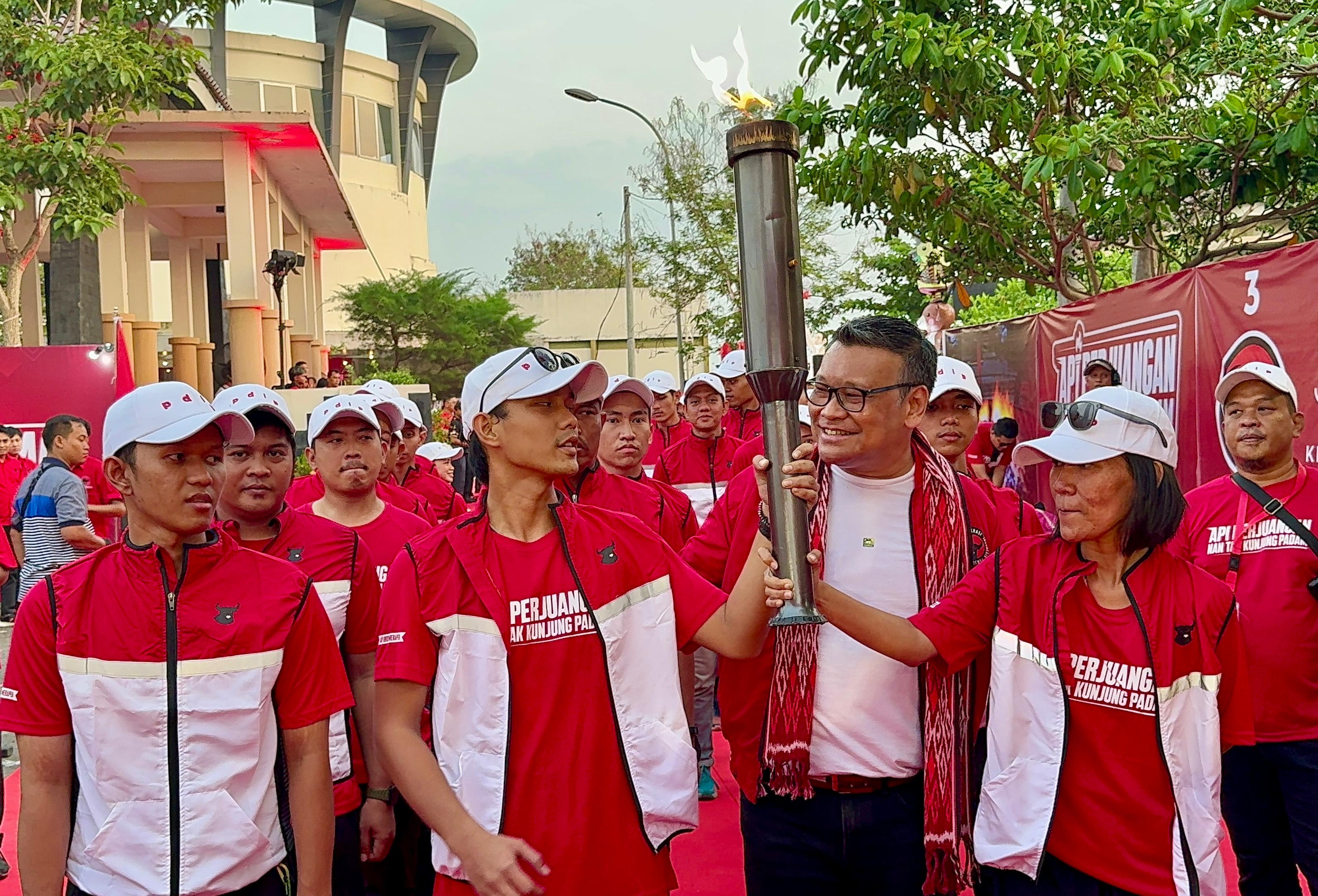 Diwakilkan kepada Sukur Nababan, Bu Mega Serahkan Obor Api Mrapen untuk ...