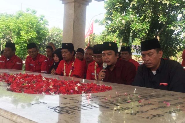 Kader Pdi Perjuangan Surabaya Ziarah Ke Makam Wr Soepratman